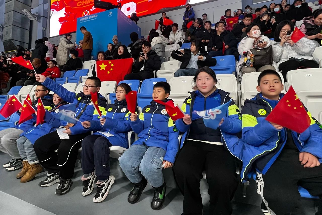 k8凯发公益圆梦希望学子观看亚冬会冰球赛事